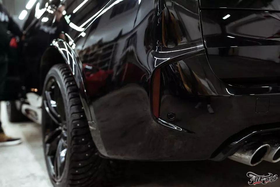 BMW X5M. Подсветка задних катафот, тонировка задних фонарей и омыватель камеры заднего вида!